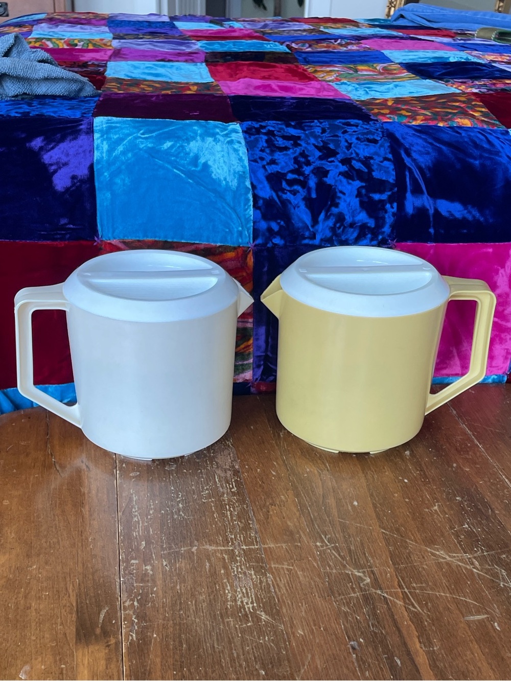 Vintage Rubbermaid 1 1/2 quart plastic lid short pitchers! 🙃 Yellow cream. Retro